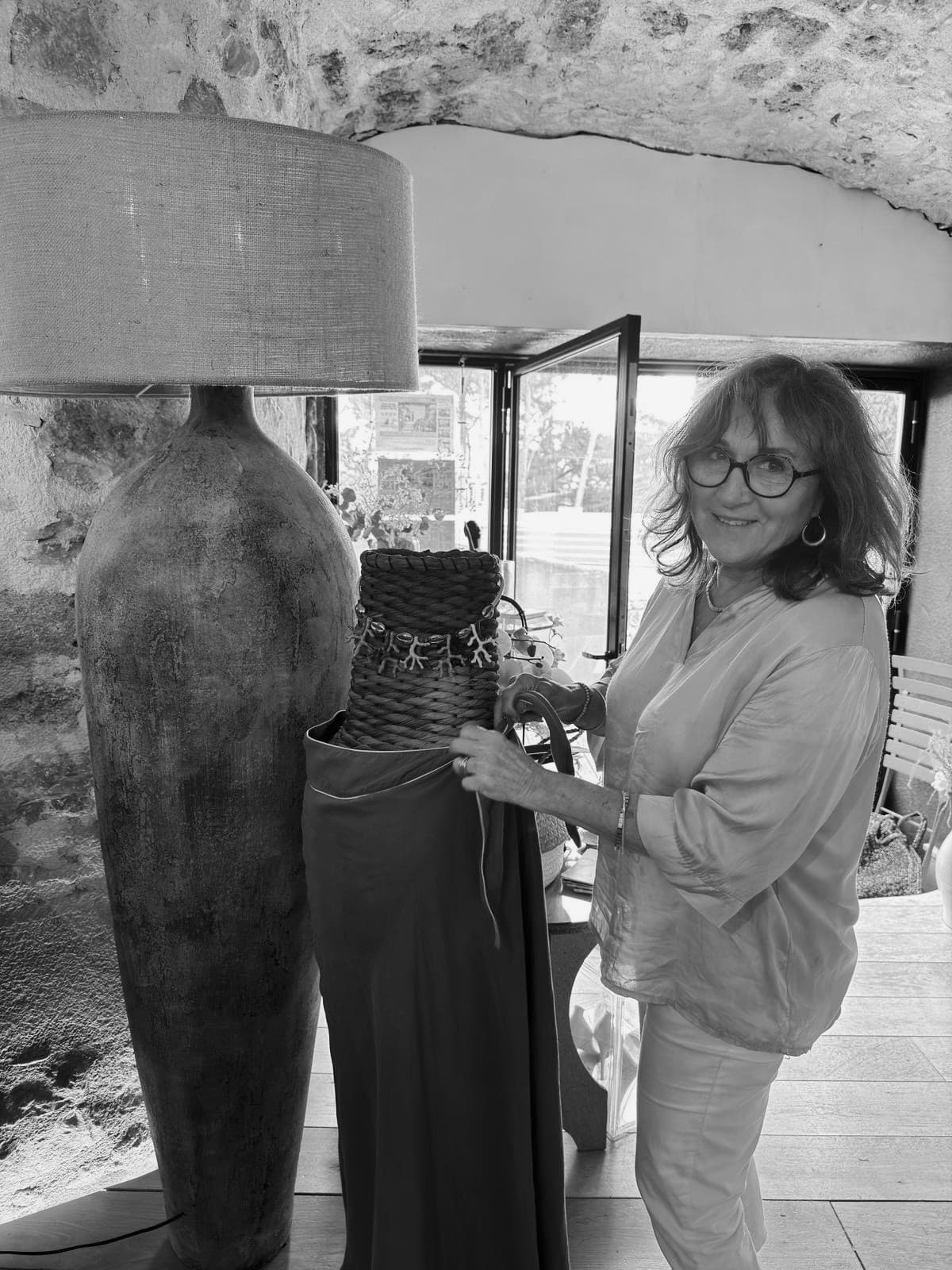 Christine, fondatrice d'AYOKA, dans la boutique